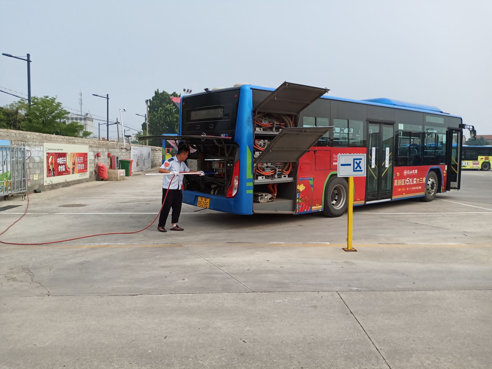 公交集團(tuán)公交事業(yè)一部為場(chǎng)站安裝氣泵確保車輛電池倉清潔衛(wèi)生